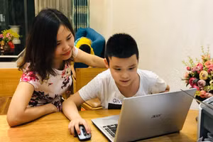 Cha mẹ nên đồng hành cùng con sử dụng mạng xã hội. Ảnh: Thu Hằng