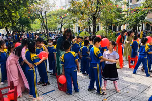Giáo viên Trường Tiểu học Võ Thị Sáu (quận Hải Châu, TP Đà Nẵng) tham gia cùng hỗ trợ, hướng dẫn và quản lý học sinh trong Ngày hội thể thao năm học 2022 - 2023.