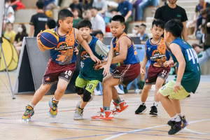 Tăng cường luyện tập thể thao cùng con sẽ giúp giải tỏa áp lực, căng thẳng ở trẻ. Ảnh minh họa.