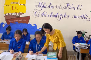Cô trò Trường THPT DTNT tỉnh Lạng Sơn. Ảnh: Ngô Chuyên