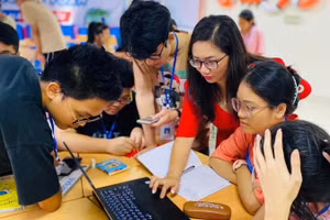 PGS.TS Trịnh Thị Phương Thảo (thứ ba từ phải sang) hướng dẫn sinh viên nghiên cứu khoa học. Ảnh: NVCC