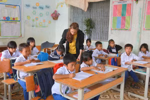Do thiếu giáo viên dạy học theo Chương trình GDPT 2018, nên cô giáo tiếng Anh Trần Thị Hà My (Trường Tiểu Học và THCS Húc, xã Húc, huyện Hướng Hóa) phải dạy nhiều điểm trường.