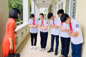 Một yếu tố quan trọng khác để nuôi dưỡng tình yêu thương ở trẻ đối với thầy cô là dạy bé chào hỏi và thưa gửi. Ảnh minh họa 