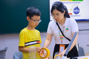 Học sinh Trường Liên cấp Ngôi sao Hà Nội trong giờ học Khoa học tự nhiên.