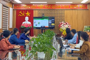 Cán bộ, giáo viên Trường Tiểu học Bích Sơn (Việt Yên, Bắc Giang) trao đổi, thảo luận về sách giáo khoa. Ảnh: Phòng GD&ĐT Việt Yên cung cấp