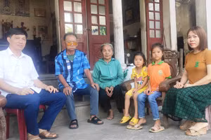 Thầy giáo Nguyễn Viết Xuân và cô Đinh Thị Lan Anh đến thăm gia đình em Hoàng Thị Hằng.