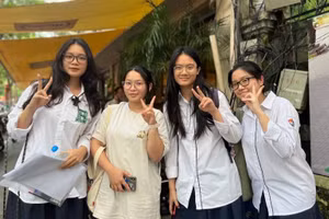 Thí sinh Hà Nội thoải mái sau bài thi cuối cùng. Ảnh: Vân Anh