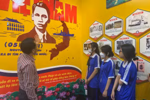 Giáo viên Trường THPT Tây Thạnh giới thiệu cho học sinh về cuộc đời, sự nghiệp của Chủ tịch Hồ Chí Minh.