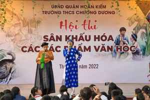 Hội thi sân khấu hóa các tác phẩm văn học tại Trường THCS Chương Dương (Hà Nội) được tổ chức hằng năm. Ảnh: TG