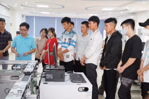 Phụ huynh, học sinh huyện Xín Mần (Hà Giang) đến thăm Trường Cao đẳng Cơ điện Hà Nội. Ảnh: NTCC