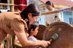 Trường Mầm non Vàng Anh bố trí góc địa phương có các nhạc cụ dân tộc, như cồng chiêng, cây đàn bầu, đàn T’rưng...