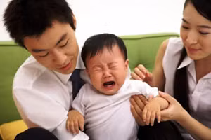 Để “trị” con đòi hỏi nơi công cộng, cha mẹ luôn chủ động lên kế hoạch ứng phó với các tình huống. Ảnh minh họa