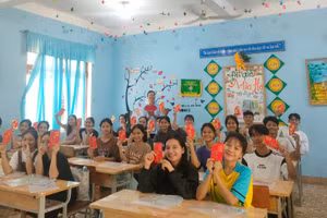 Thầy Bùi Ngọc Luận – Hiệu trưởng Trường Phổ thông Dân tộc Nội trú Nam Trà My tặng bao lì xì may mắn cho học sinh khối 12 trước ngày thi tốt nghiệp.
