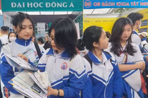 Học sinh tìm hiểu chính sách học bổng tại ngày hội tuyển sinh 2023. Ảnh: ITN