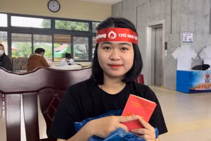 Sinh viên Nguyễn Thị Trúc Ly tham gia hiến máu đúng vào ngày sinh nhật. 