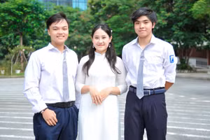 Chu Hoa Bảo Trâm chụp ảnh cùng Nguyễn Hải Đăng và Nguyễn Đình Minh - các đảng viên trẻ là học sinh của Trường THPT chuyên Hà Nội - Amsterdam. Ảnh: Vân Anh