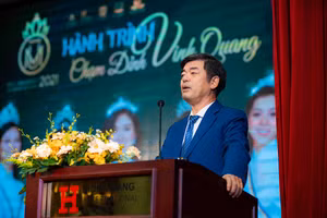 PGS.TS Thái Bá Cần – Phó TGĐ Tập đoàn Giáo dục Nguyễn Hoàng phát biểu tại họp báo.