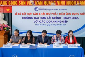 Đại diện UFM-TS Lê Trung Đạo (giữa) ký kết hợp tác với các Doanh nghiệp