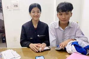 Hai học sinh nhờ công an tìm và trả lại điện thoại cho du khách đánh rơi.