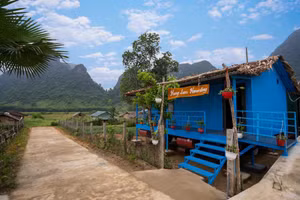 Những ngôi nhà chống lũ thích ứng thời tiết được thay đổi thành homestay phát triển du lịch.