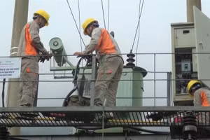 Cán bộ Điện lực huyện Tuần Giáo kiểm tra an toàn tại các trạm biến áp trên địa bàn.