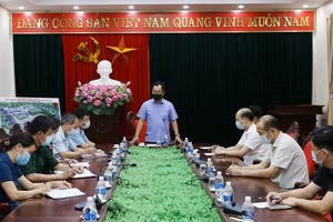 Đồng chí Trịnh Việt Hùng, Ủy viên dự khuyết BCH Trung ương Đảng, Phó Bí thư Tỉnh ủy, Chủ tịch UBND tỉnh Thái Nguyên chủ trì cuộc họp khẩn với huyện Phú Bình trong đêm 20/5