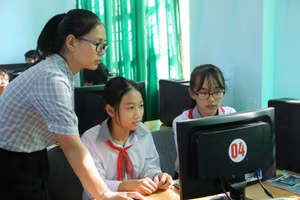 Giờ thực hành môn tin học của học sinh trường THCS Quách Xuân Kỳ Bố Trạch - Quảng Bình.