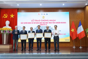 Thứ trưởng Hoàng Minh Sơn cùng đại diện Đại sứ quán Pháp và 4 CSGDĐH đạt chứng nhận HCERES chụp ảnh lưu niệm. 