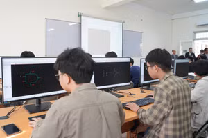 Sinh viên Trường ĐH Bách khoa, ĐH Đà Nẵng trong giờ học tại Phòng thực hành Thiết kế vi mạch. 