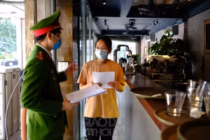 Khi quận Hai Bà Trưng nâng cấp độ dịch, nhiều biện pháp phòng chống dịch trên địa bàn quận đã được khẩn trương thực hiện.
