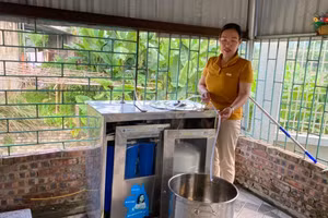 Người dân dùng máy lọc nước nước giếng quy mô hộ gia đình.