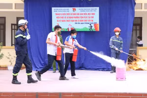 Học sinh Trường THCS Tiền Yên (Hoài Đức, Hà Nội) thực hành kỹ năng sử dụng bình chữa cháy. Ảnh: Đình Tuệ.