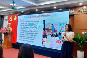 Bà Chử Thị Chung đến từ Trung tâm Kiểm soát bệnh tật TP Hà Nội chia sẻ với các học viên về công tác y tế trường học.