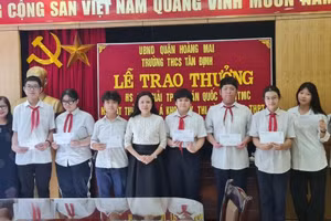 Cô Hiệu trưởng Trần Thị Quỳnh Vân và cô Phó Hiệu trưởng Lê Ngọc Quỳnh trao thưởng cho học sinh đạt thành tích cao trong kì thi học sinh giỏi thành phố và kì thi vào lớp 10 THPT năm 2022.