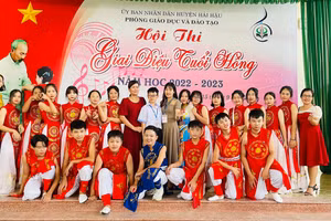 Cô trò Trường THCS Thị trấn Cồn chụp ảnh kỷ niệm tại Hội thi "Giai điệu tuổi hồng" cấp huyện vừa được Phòng GD&ĐT huyện Hải Hậu tổ chức sáng 15/9. 