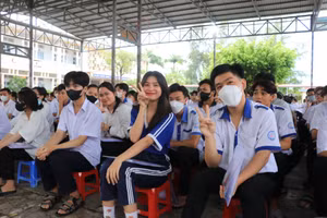 Cô giáo tiếng Anh khuyên trò tránh 'sửa tới sửa lui' đáp án khi thi TN THPT