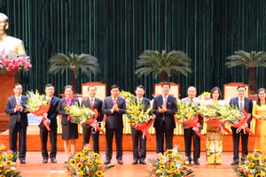 Lãnh đạo tỉnh Bắc Giang tặng hoa chúc mừng Chủ tịch, Phó Chủ tịch UBND tỉnh, Ủy viên UBND tỉnh.