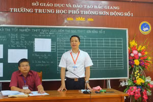 Chánh Thanh tra Bộ GD&ĐT kiểm tra công tác thi tại điểm thi trường THPT Sơn Động số 1.