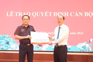 Phó Bí thư Thường trực Thành ủy TPHCM Nguyễn Hồ Hải trao quyết định cho ông Nguyễn Hoàng Tuấn. (Ảnh: Thành ủy TPHCM)