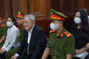Ông Trần Quí Thanh và 2 con gái tại tòa. (Ảnh: Lê Nam)