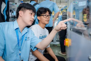 Sinh viên trải nghiệm thiết bị ở phòng thí nghiệm Yaskawa i3-Mechatronics. Ảnh: HCMUTE