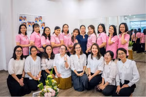 Cô Phan Thị Tuỳ Anh, cố vấn và hướng dẫn chuyên môn về thiết kế môi trường theo hướng tiếp cận Reggio Emila cho đội ngũ chuyên môn (Quản lý chuyên môn và Giáo viên) tại hệ thống trường Emilia Elite Preschool - Hà Nội.