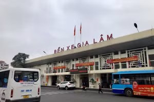 Ga tàu, bến xe Gia Lâm vắng lặng ngày kết thúc đợt nghỉ Tết