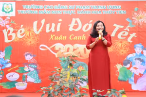 Thạc sỹ Trương Thị Minh Phượng – Hiệu trưởng nhà trường phát biểu trong ngày hội gói bánh chưng
