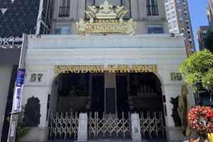 Các quán karaoke phải đóng cửa suốt thời gian dài do dịch bệnh. Ảnh: Kingdom.