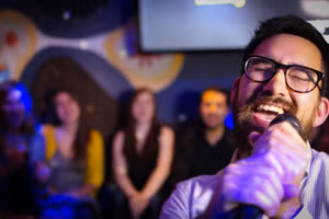 Chết sững cách chồng đối phó hàng xóm thích hát karaoke lúc... nửa đêm