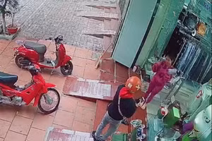 Clip: Cười ra nước mắt vì hiểu nhầm shipper