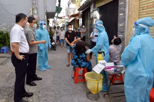 Phó Thủ tướng Vũ Đức Đam đề nghị đội lấy mẫu từ Trường Đại học Y Thái Bình hướng dẫn người dân ở Hẻm 83, đường Bông Sao (Quận 8) tự lấy mẫu xét nghiệm nhanh. Ảnh: VGP/Đình Nam.
