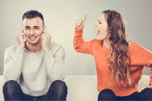 Chồng "phát điên" vì vợ tiết kiệm không phải lối 
