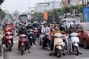 Ai cũng trùm kín người với áo khoác dày, mũ len, khẩu trang, khăn quàng cổ, găng tay... khi ra đường để giữ ấm cơ thể.